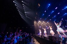 「おんなじキモチ」を歌う東京女子流。