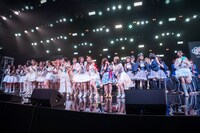 東京女子流「おんなじキモチ」を歌う「15周年特別企画 タイムマシーン～TIF Classic～」の出演者たち。NegiccoのNao☆は号泣。