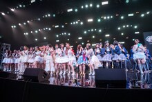 東京女子流「おんなじキモチ」を歌う「15周年特別企画 タイムマシーン～TIF Classic～」の出演者たち。NegiccoのNao☆は号泣。