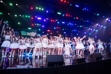 東京女子流「おんなじキモチ」を歌う「15周年特別企画 タイムマシーン～TIF Classic～」の出演者たち。