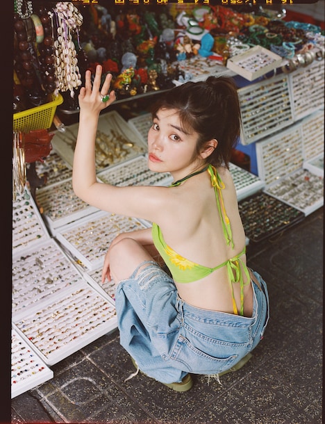 セントチヒロ・チッチの写真集「千尋」の掲載ショット。(撮影:大辻隆広)©︎講談社