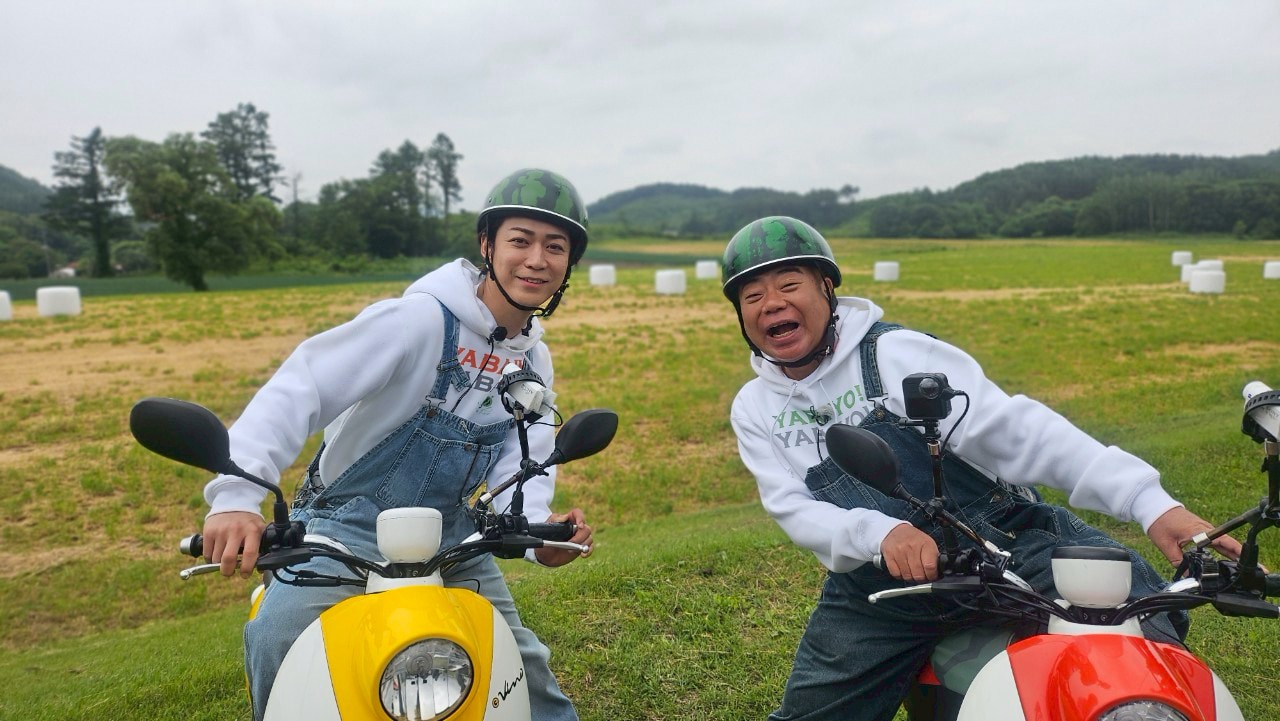 バイクにまたがる亀梨和也（左）、出川哲朗（右）。©テレビ東京