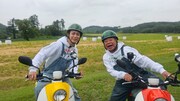 バイクにまたがる亀梨和也（左）、出川哲朗（右）。©テレビ東京