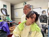 上から出川哲朗、亀梨和也。©テレビ東京