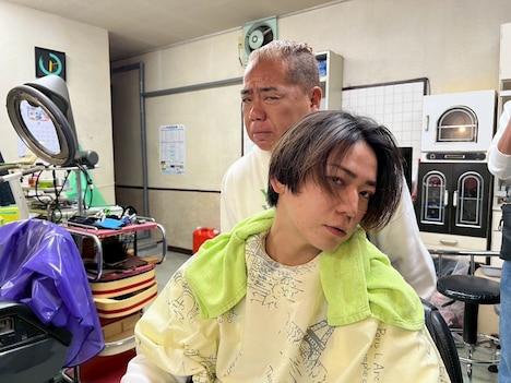 上から出川哲朗、亀梨和也。©テレビ東京