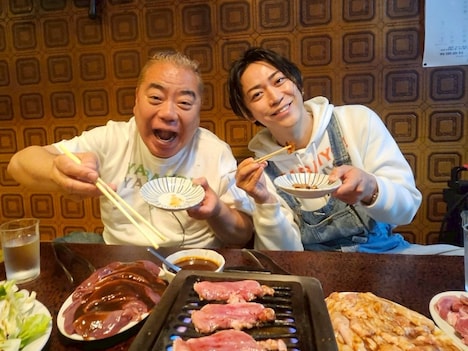 焼肉を楽しむ出川哲朗（左）、亀梨和也（右）。©テレビ東京