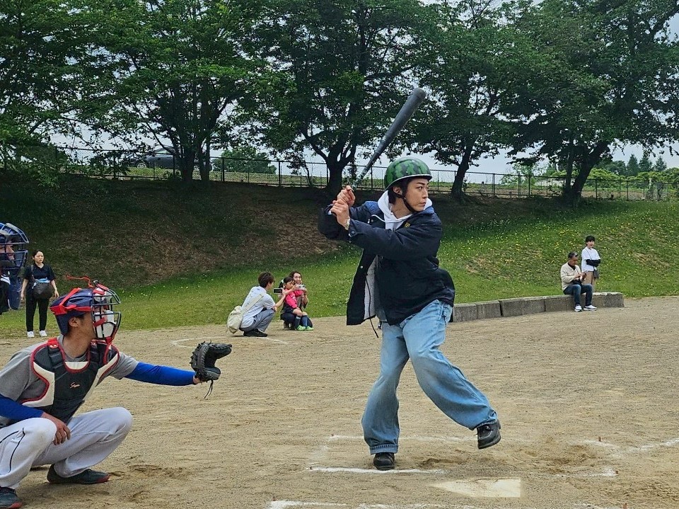バットを構える亀梨和也。©テレビ東京
