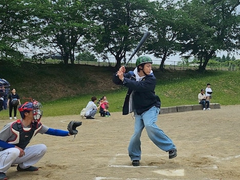 バットを構える亀梨和也。©テレビ東京