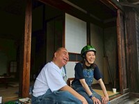 縁側でくつろぐ出川哲朗、澤穂希。©テレビ東京