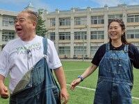 左から出川哲朗、澤穂希。©テレビ東京