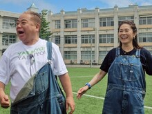 左から出川哲朗、澤穂希。©テレビ東京