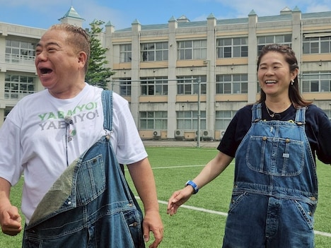 左から出川哲朗、澤穂希。©テレビ東京