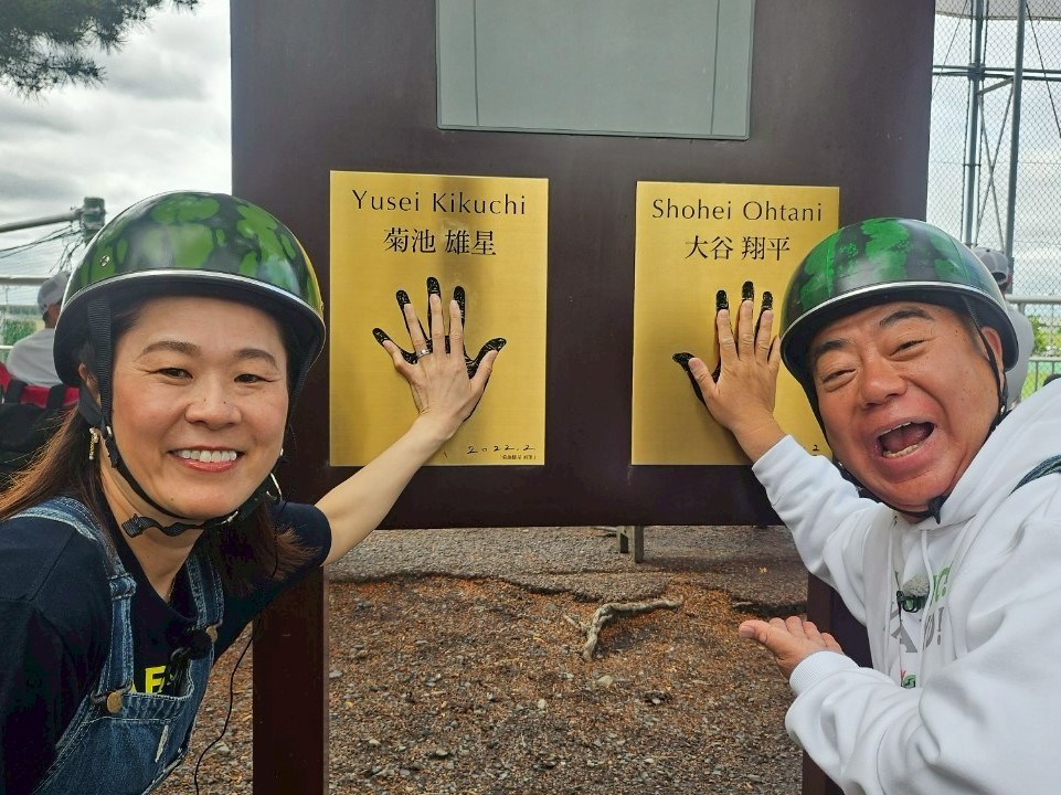 左から澤穂希、出川哲朗。©テレビ東京