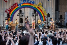 EGO-WRAPPIN'「Dance, Dance, Dance」の様子。（撮影：仁礼博）