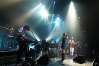 Hana HopeとROTH BART BARON。（撮影：小池彩子）