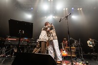 ハグをするJeremy Quartus（Nulbarich）三船雅也。（撮影：小池彩子）