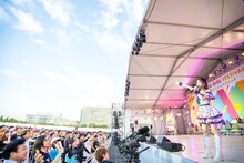 柏木由紀によるパフォーマンスの様子。