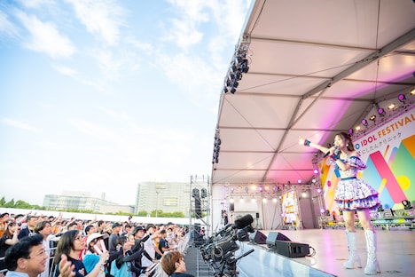 柏木由紀によるパフォーマンスの様子。