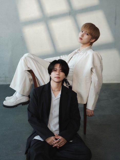 INIの尾崎匠海と藤牧京介の最新ビジュアル。©LAPONE ENTERTAINMENT