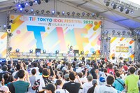 柏木由紀によるパフォーマンスの様子。