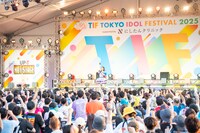 柏木由紀によるパフォーマンスの様子。