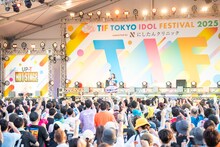 柏木由紀によるパフォーマンスの様子。