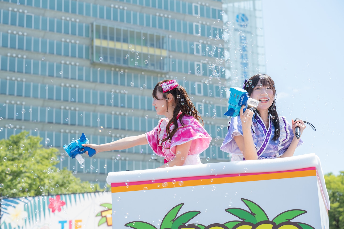TOROCCO PARKでトロッコに乗るPalette Paradeの中野小陽（左）と葵うた（右）。
