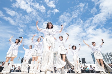 浮島STAGEに立つWHITE SCORPION。