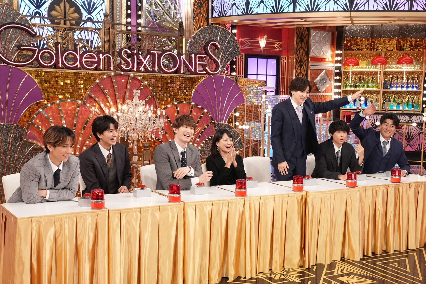 SixTONESと菅野美穂。©日本テレビ