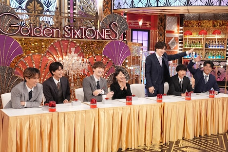 SixTONESと菅野美穂。©日本テレビ