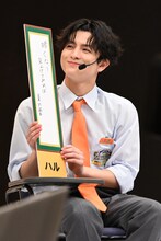 俳句を発表するハル。