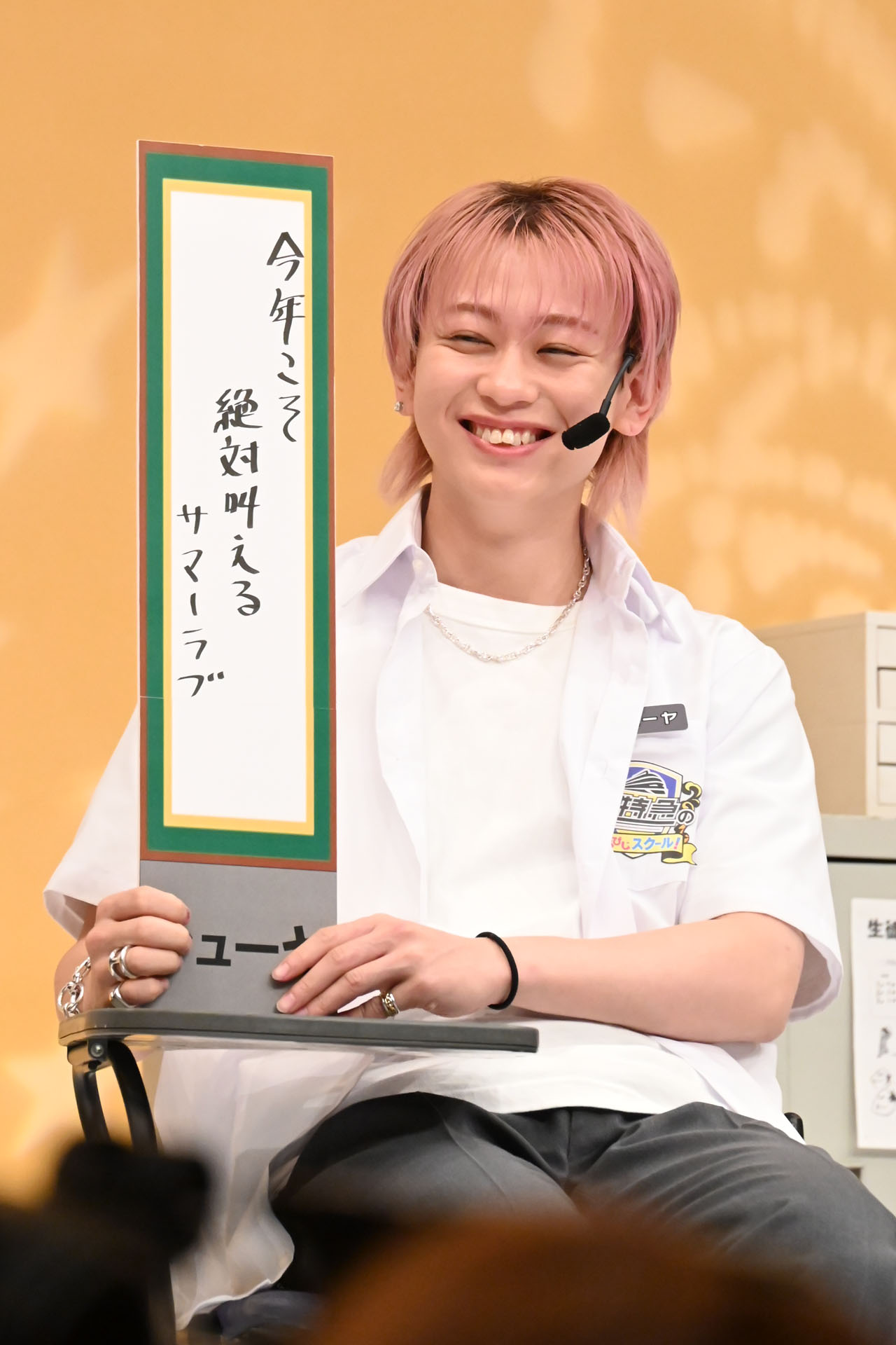 俳句を発表するシューヤ。
