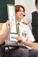 俳句を発表するタカシ。