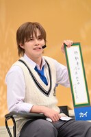 俳句を発表するカイ。