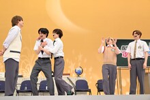 リョウガ（左から2番目）を場外へ連れ出すタクヤ（中央）。