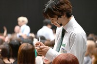 8号車の話をメモするタクヤ。