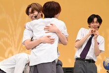 マサヒロを抱き止めたタカシ。