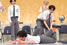 転んでしまったハルを自分のもとに引っ張るリョウガ。