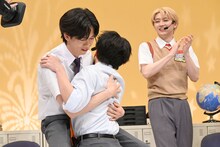 ハルを抱え上げるリョウガ。