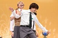 タクヤ（手前）を抱き止めたユーキ（奥）。