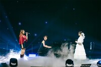 人気画像7位は「『マクロスF』2人の歌姫がつむぐギャラクシーライブ、アンコールには驚きのゲストも」より、2日目のスペシャルゲストとして登場した菅野よう子（中央）。