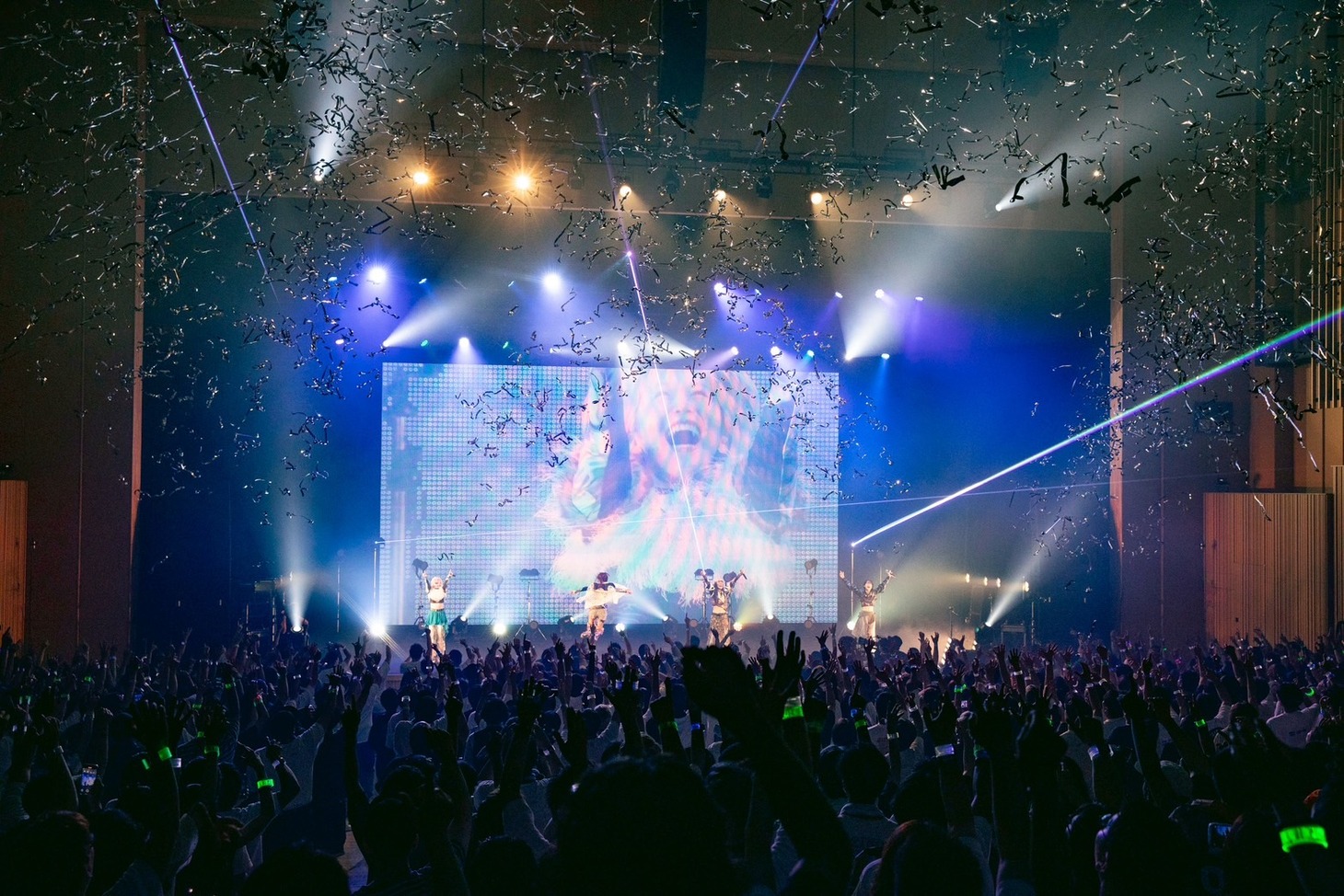 ExWHYZのライブの様子。（Photo by sotobayashi kenta）