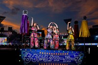 ステージカーに乗り込んだももいろクローバーZ。（撮影：上飯坂一）