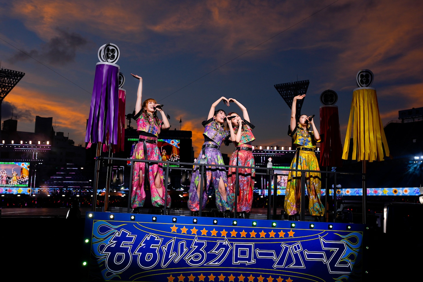 ステージカーに乗り込んだももいろクローバーZ。（撮影：上飯坂一）