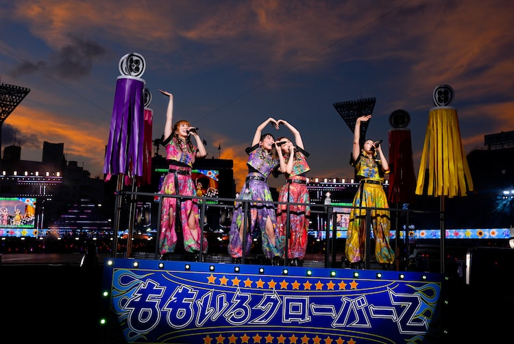 ステージカーに乗り込んだももいろクローバーZ。（撮影：上飯坂一）