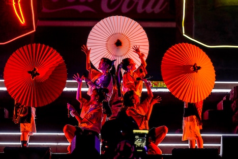 「天手力男」を歌うももいろクローバーZ。（撮影：増田慶）