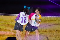 高城れに（左）の背番号を強調する玉井詩織（右）。（撮影：増田慶）