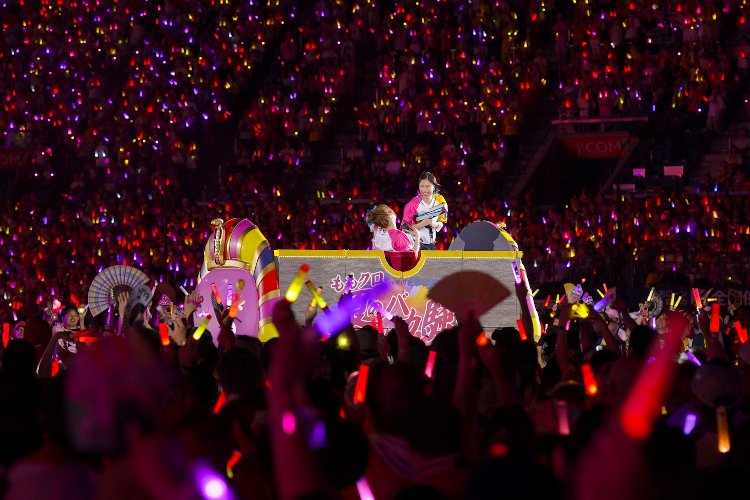 「ハマの夜祭り番長襲名記念 ももクロ夏のバカ騒ぎ2025 in 横浜スタジアム」の様子。（撮影：増田慶）