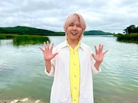 人気画像3位は「こっちのけんとの『死ぬな！』に救われた女子高生の前に本人登場、ミセス藤澤は再び標茶町へ」より、「30周年記念！さんま・玉緒のあんたの夢をかなえたろか夏休みSP」より、北海道・標茶町を訪れる藤澤涼架（Mrs. GREEN APPLE）。ⒸTBS