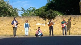 Ålborg新曲「Car」MVはイギリスツアーの映像で構成、バンド初のカセットテープは今週末発売